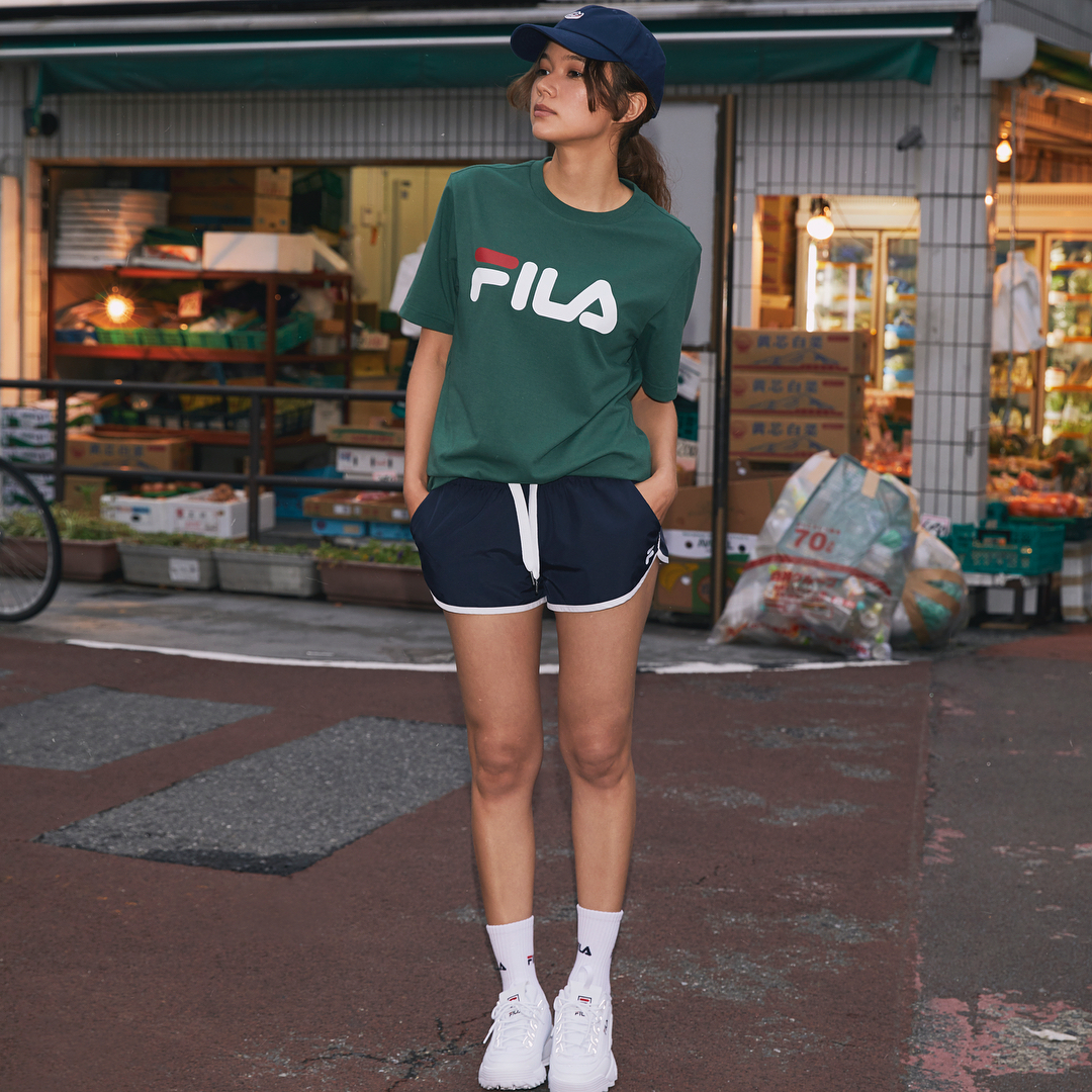 Giới trẻ châu Á người người nhà nhà đang diện T-shirt và sneaker Fila chất phát ngất ra sao? - Ảnh 2. Giới trẻ châu Á người người nhà nhà đang diện T-shirt và sneaker Fila chất phát ngất ra sao? - Ảnh 2.