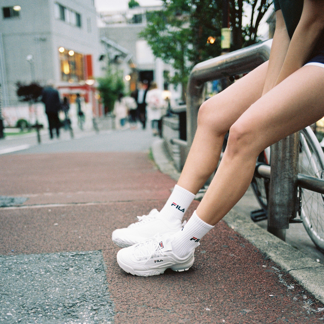 Giới trẻ châu Á người người nhà nhà đang diện T-shirt và sneaker Fila chất phát ngất ra sao? - Ảnh 6. Giới trẻ châu Á người người nhà nhà đang diện T-shirt và sneaker Fila chất phát ngất ra sao? - Ảnh 6.