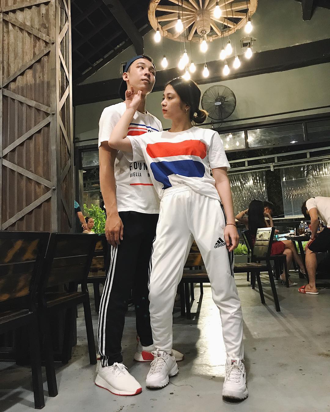 Giới trẻ châu Á người người nhà nhà đang diện T-shirt và sneaker Fila chất phát ngất ra sao? - Ảnh 11. Giới trẻ châu Á người người nhà nhà đang diện T-shirt và sneaker Fila chất phát ngất ra sao? - Ảnh 11.