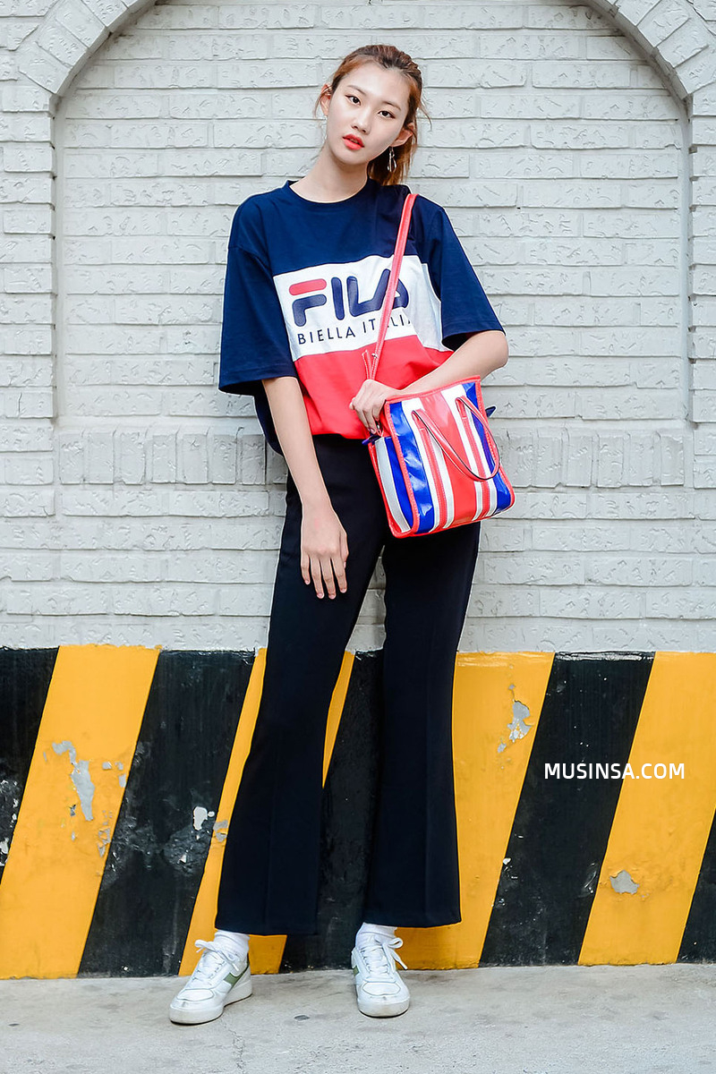 Giới trẻ châu Á người người nhà nhà đang diện T-shirt và sneaker Fila chất phát ngất ra sao? - Ảnh 26. Giới trẻ châu Á người người nhà nhà đang diện T-shirt và sneaker Fila chất phát ngất ra sao? - Ảnh 26.