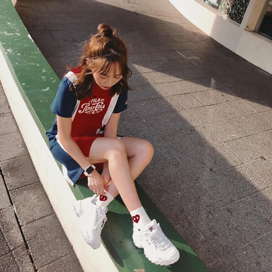 Giới trẻ châu Á người người nhà nhà đang diện T-shirt và sneaker Fila chất phát ngất ra sao? - Ảnh 18. Giới trẻ châu Á người người nhà nhà đang diện T-shirt và sneaker Fila chất phát ngất ra sao? - Ảnh 18.