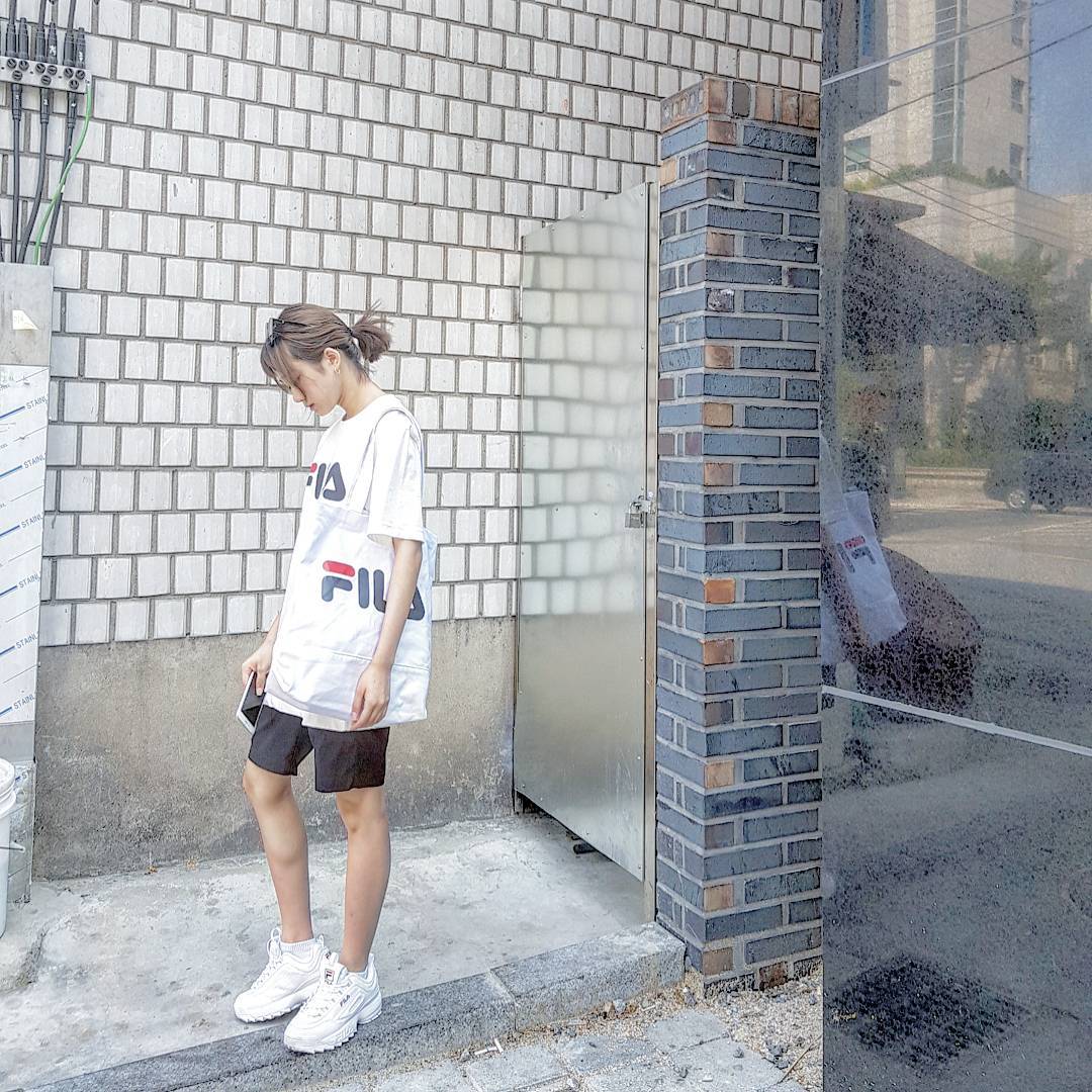 Giới trẻ châu Á người người nhà nhà đang diện T-shirt và sneaker Fila chất phát ngất ra sao? - Ảnh 10. Giới trẻ châu Á người người nhà nhà đang diện T-shirt và sneaker Fila chất phát ngất ra sao? - Ảnh 10.