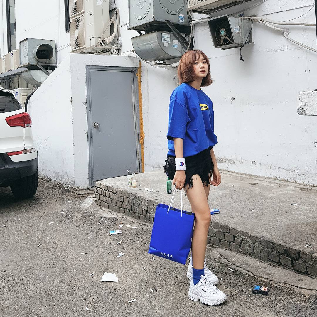 Giới trẻ châu Á người người nhà nhà đang diện T-shirt và sneaker Fila chất phát ngất ra sao? - Ảnh 19. Giới trẻ châu Á người người nhà nhà đang diện T-shirt và sneaker Fila chất phát ngất ra sao? - Ảnh 19.
