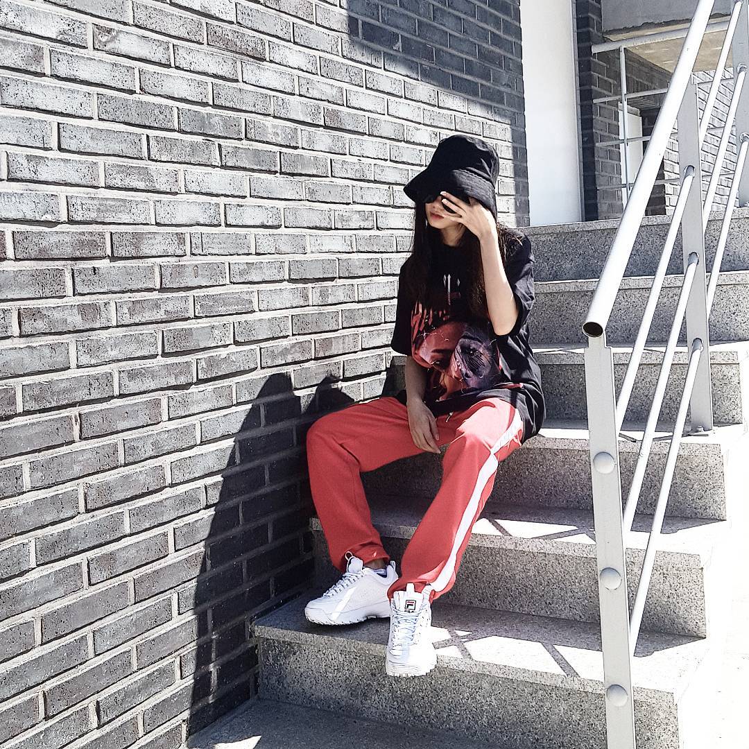 Giới trẻ châu Á người người nhà nhà đang diện T-shirt và sneaker Fila chất phát ngất ra sao? - Ảnh 20. Giới trẻ châu Á người người nhà nhà đang diện T-shirt và sneaker Fila chất phát ngất ra sao? - Ảnh 20.