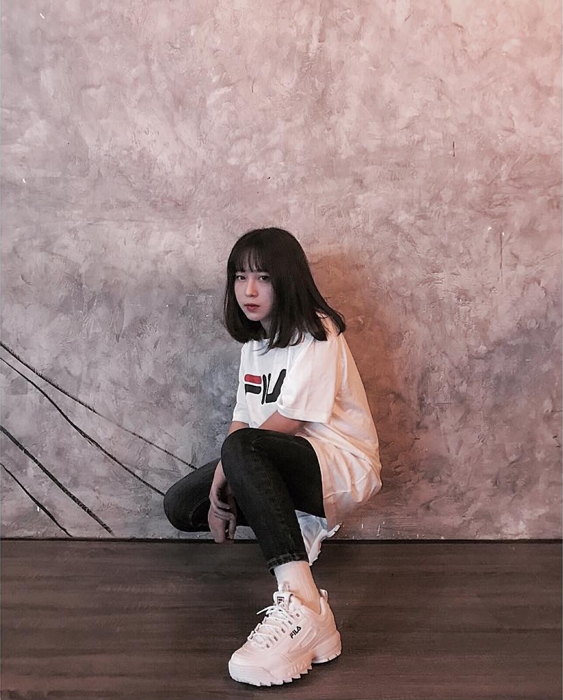 Giới trẻ châu Á người người nhà nhà đang diện T-shirt và sneaker Fila chất phát ngất ra sao? - Ảnh 9. Giới trẻ châu Á người người nhà nhà đang diện T-shirt và sneaker Fila chất phát ngất ra sao? - Ảnh 9.