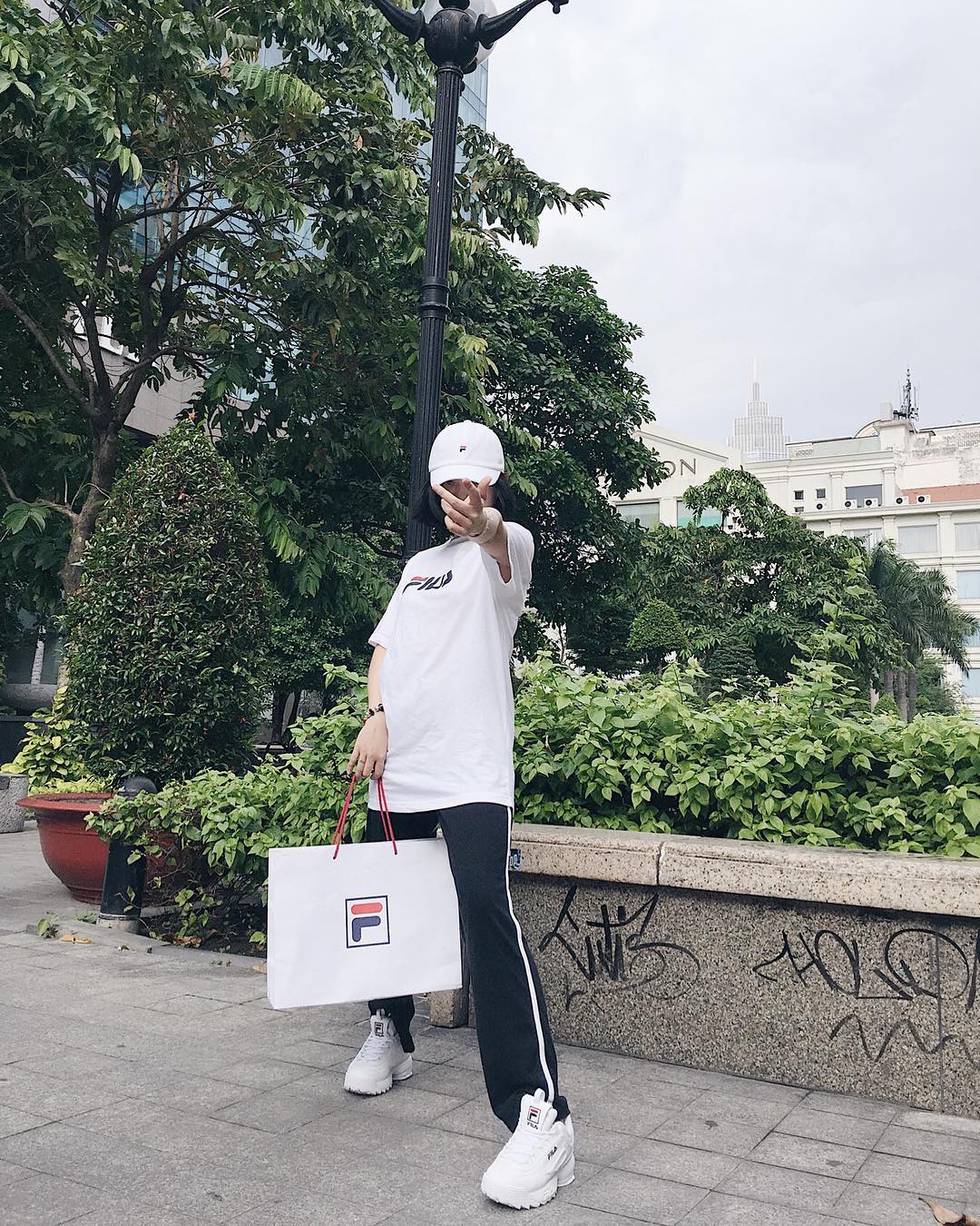 Giới trẻ châu Á người người nhà nhà đang diện T-shirt và sneaker Fila chất phát ngất ra sao? - Ảnh 8. Giới trẻ châu Á người người nhà nhà đang diện T-shirt và sneaker Fila chất phát ngất ra sao? - Ảnh 8.