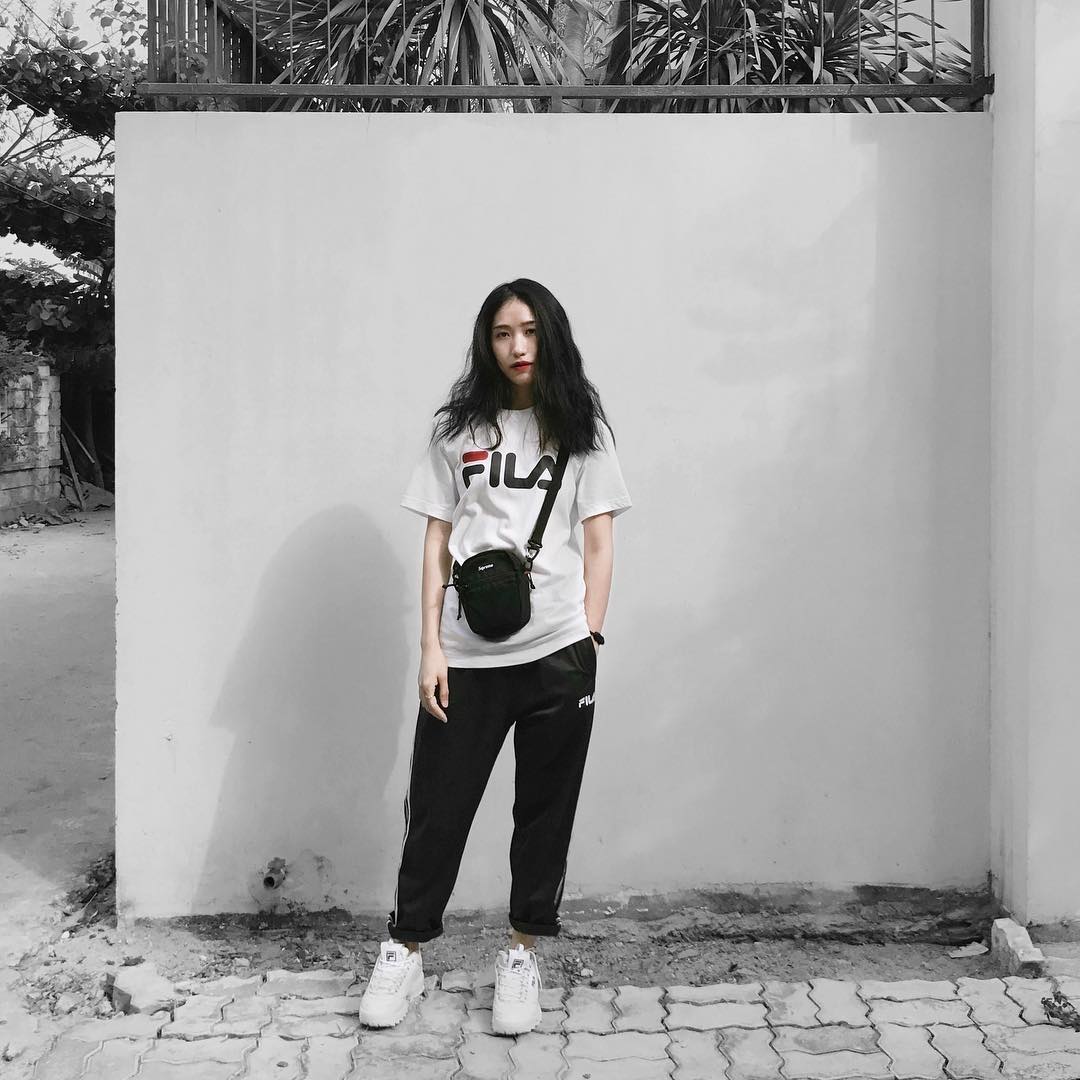 Giới trẻ châu Á người người nhà nhà đang diện T-shirt và sneaker Fila chất phát ngất ra sao? - Ảnh 7. Giới trẻ châu Á người người nhà nhà đang diện T-shirt và sneaker Fila chất phát ngất ra sao? - Ảnh 7.