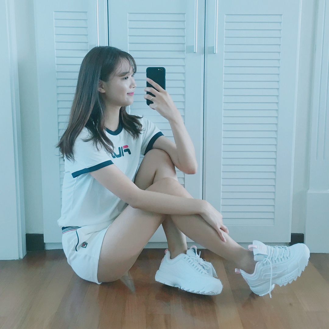 Giới trẻ châu Á người người nhà nhà đang diện T-shirt và sneaker Fila chất phát ngất ra sao? - Ảnh 25. Giới trẻ châu Á người người nhà nhà đang diện T-shirt và sneaker Fila chất phát ngất ra sao? - Ảnh 25.