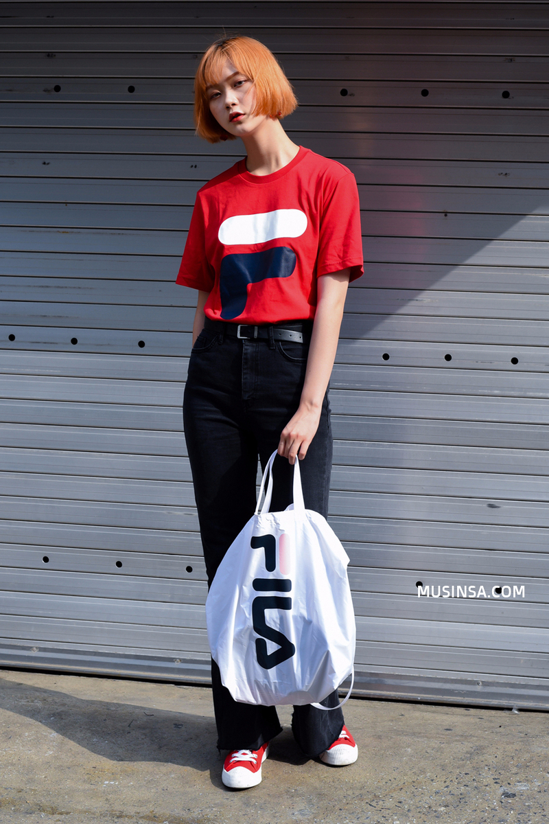 Giới trẻ châu Á người người nhà nhà đang diện T-shirt và sneaker Fila chất phát ngất ra sao? - Ảnh 27. Giới trẻ châu Á người người nhà nhà đang diện T-shirt và sneaker Fila chất phát ngất ra sao? - Ảnh 27.