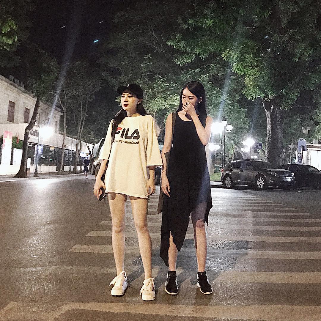 Giới trẻ châu Á người người nhà nhà đang diện T-shirt và sneaker Fila chất phát ngất ra sao? - Ảnh 17. Giới trẻ châu Á người người nhà nhà đang diện T-shirt và sneaker Fila chất phát ngất ra sao? - Ảnh 17.