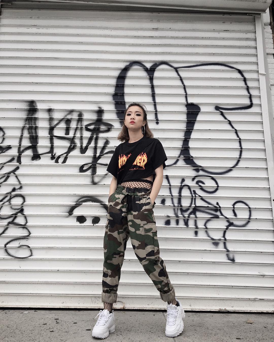 Giới trẻ châu Á người người nhà nhà đang diện T-shirt và sneaker Fila chất phát ngất ra sao? - Ảnh 21. Giới trẻ châu Á người người nhà nhà đang diện T-shirt và sneaker Fila chất phát ngất ra sao? - Ảnh 21.