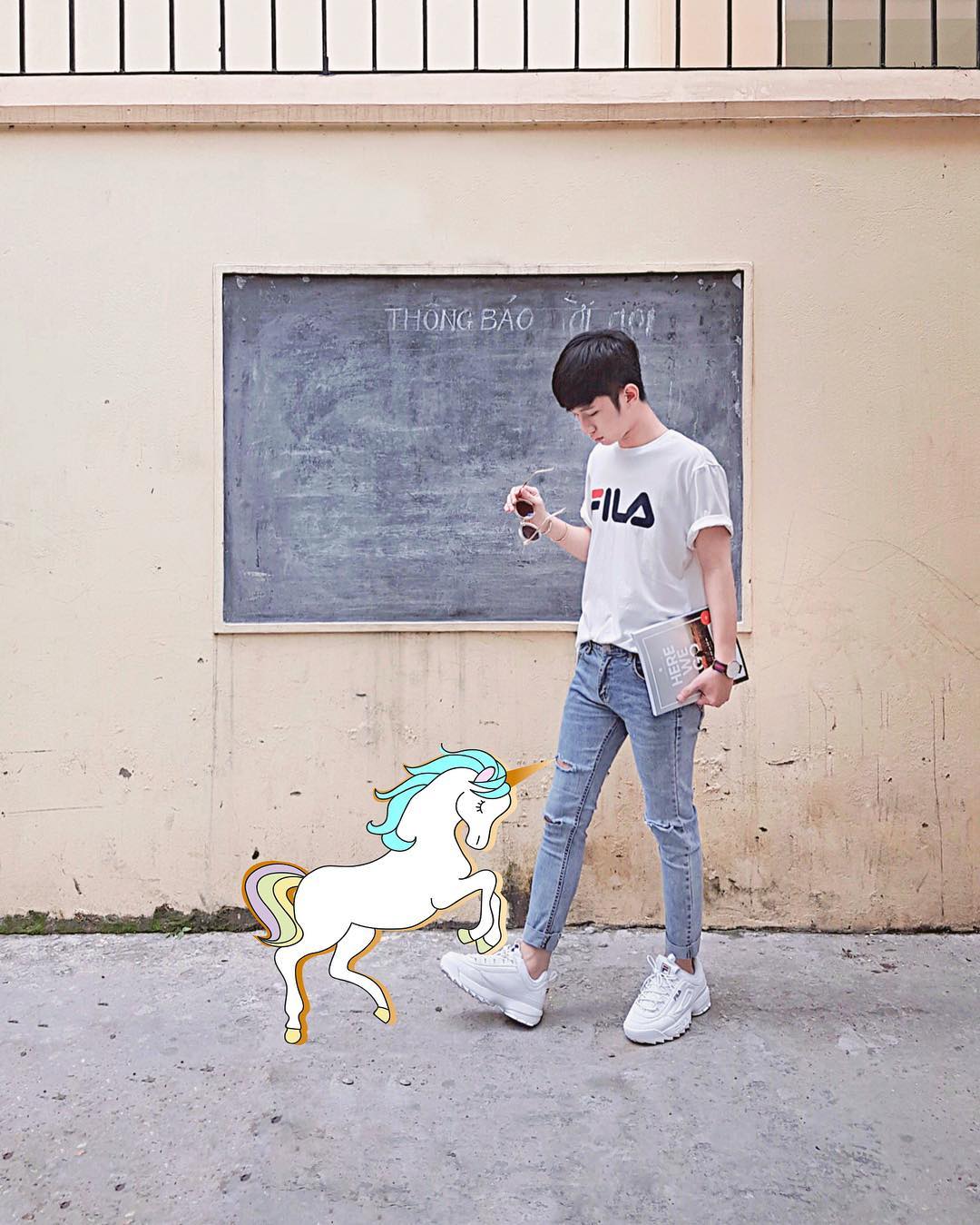 Giới trẻ châu Á người người nhà nhà đang diện T-shirt và sneaker Fila chất phát ngất ra sao? - Ảnh 12. Giới trẻ châu Á người người nhà nhà đang diện T-shirt và sneaker Fila chất phát ngất ra sao? - Ảnh 12.