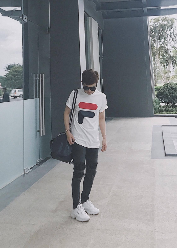 Giới trẻ châu Á người người nhà nhà đang diện T-shirt và sneaker Fila chất phát ngất ra sao? - Ảnh 13. Giới trẻ châu Á người người nhà nhà đang diện T-shirt và sneaker Fila chất phát ngất ra sao? - Ảnh 13.