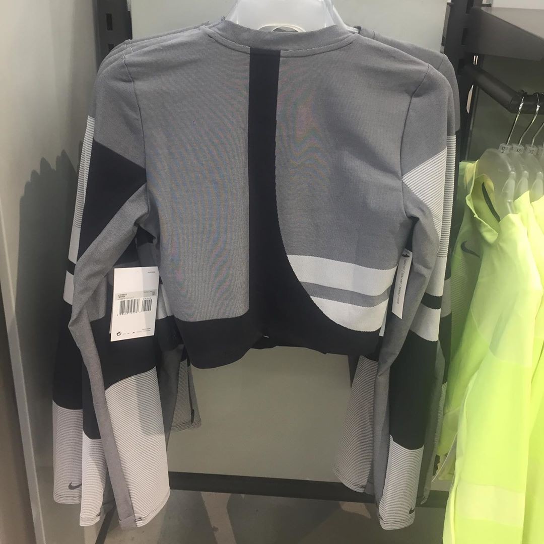 Làm giàu ngon ăn như Nike: in thêm logo Off-White lên đồ outlet rồi bán luôn giá gấp đôi! - Ảnh 2. Làm giàu ngon ăn như Nike: in thêm logo Off-White lên đồ outlet rồi bán luôn giá gấp đôi! - Ảnh 2.